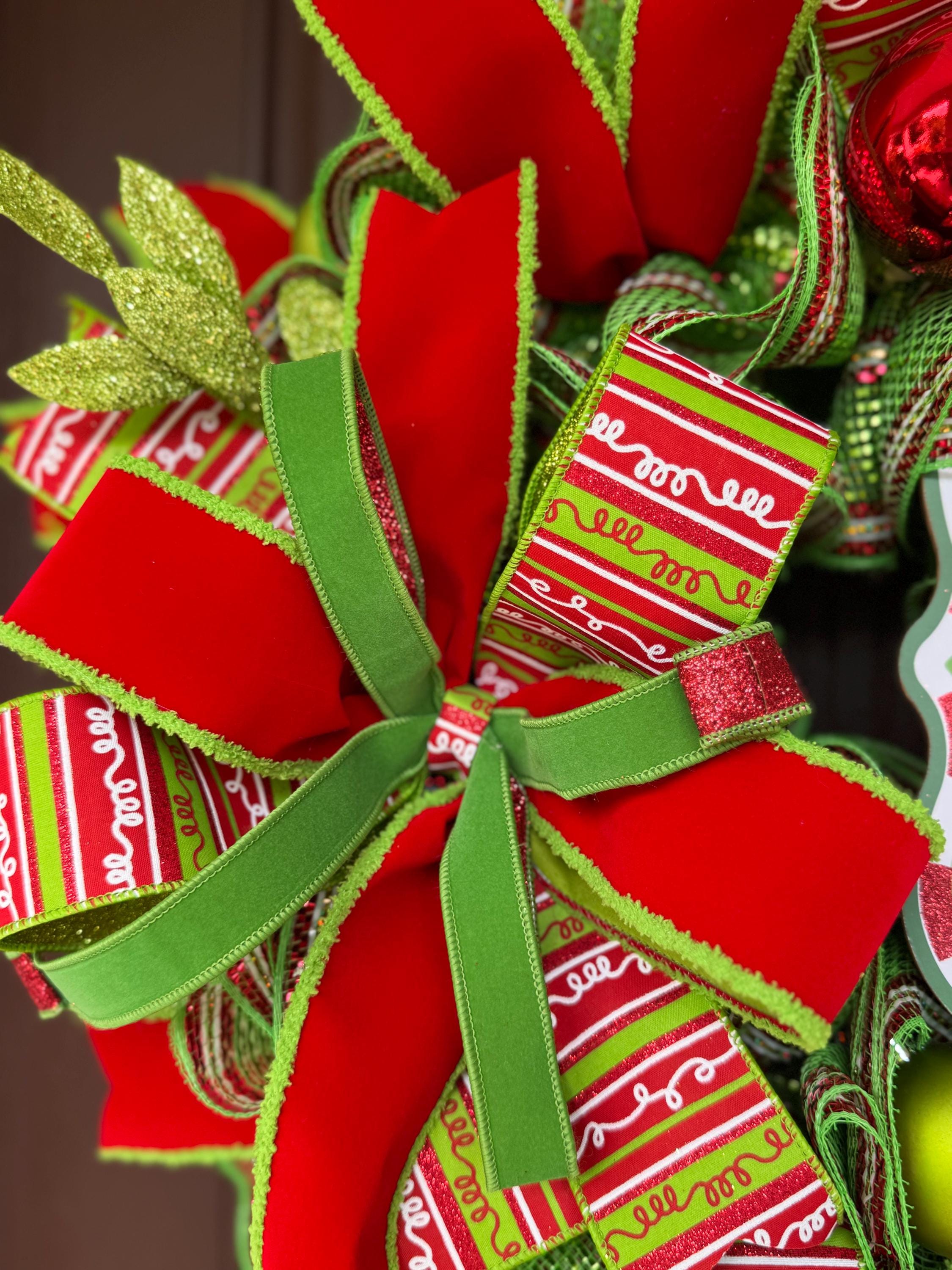 Whimsical Stink! Stank! Stunk! Christmas Wreath – Funny Holiday Door Decor, Red & Green Christmas