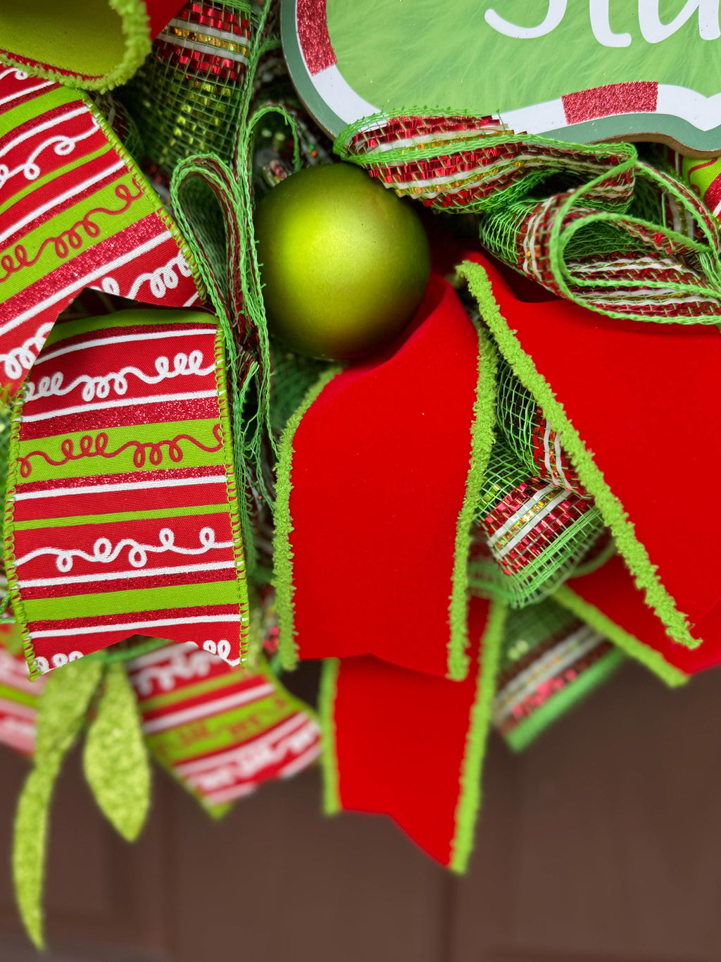 Whimsical Stink! Stank! Stunk! Christmas Wreath – Funny Holiday Door Decor, Red & Green Christmas