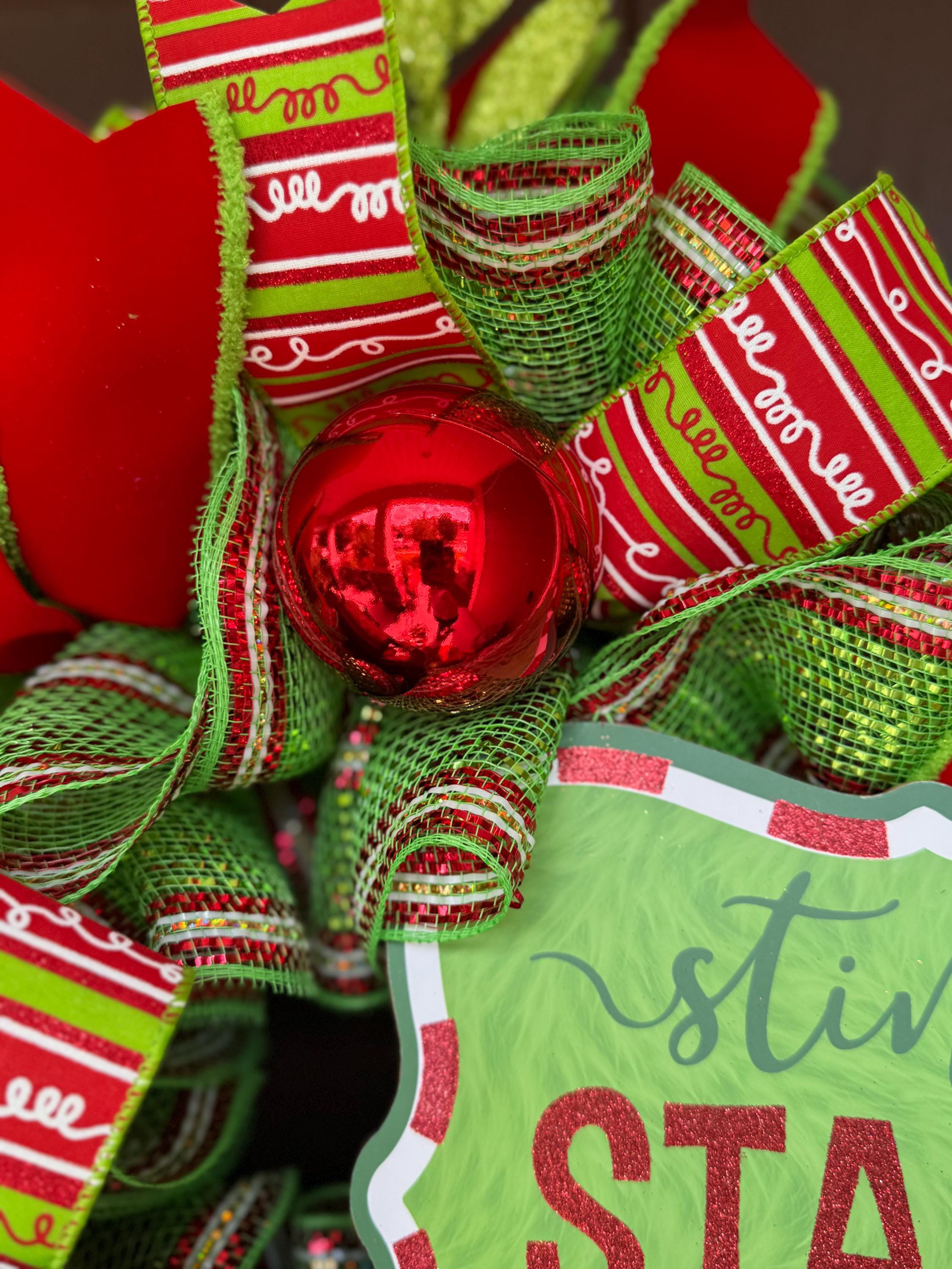 Whimsical Stink! Stank! Stunk! Christmas Wreath – Funny Holiday Door Decor, Red & Green Christmas