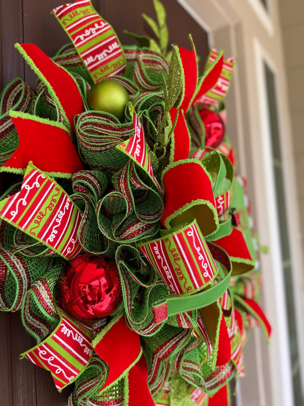 Whimsical Stink! Stank! Stunk! Christmas Wreath – Funny Holiday Door Decor, Red & Green Christmas