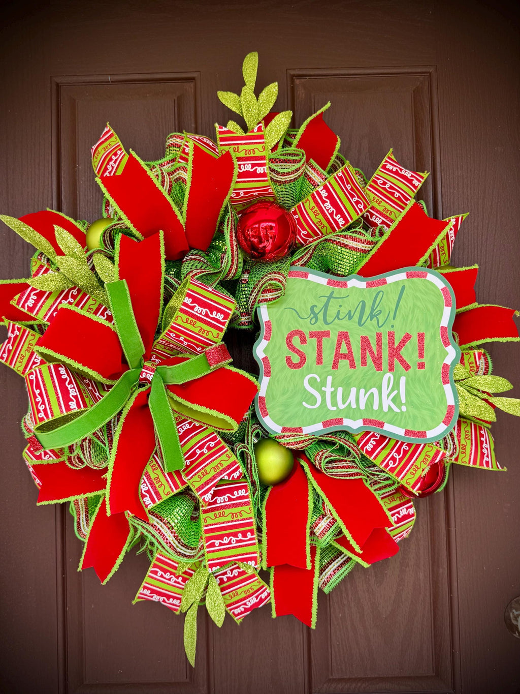 Whimsical Stink! Stank! Stunk! Christmas Wreath – Funny Holiday Door Decor, Red & Green Christmas