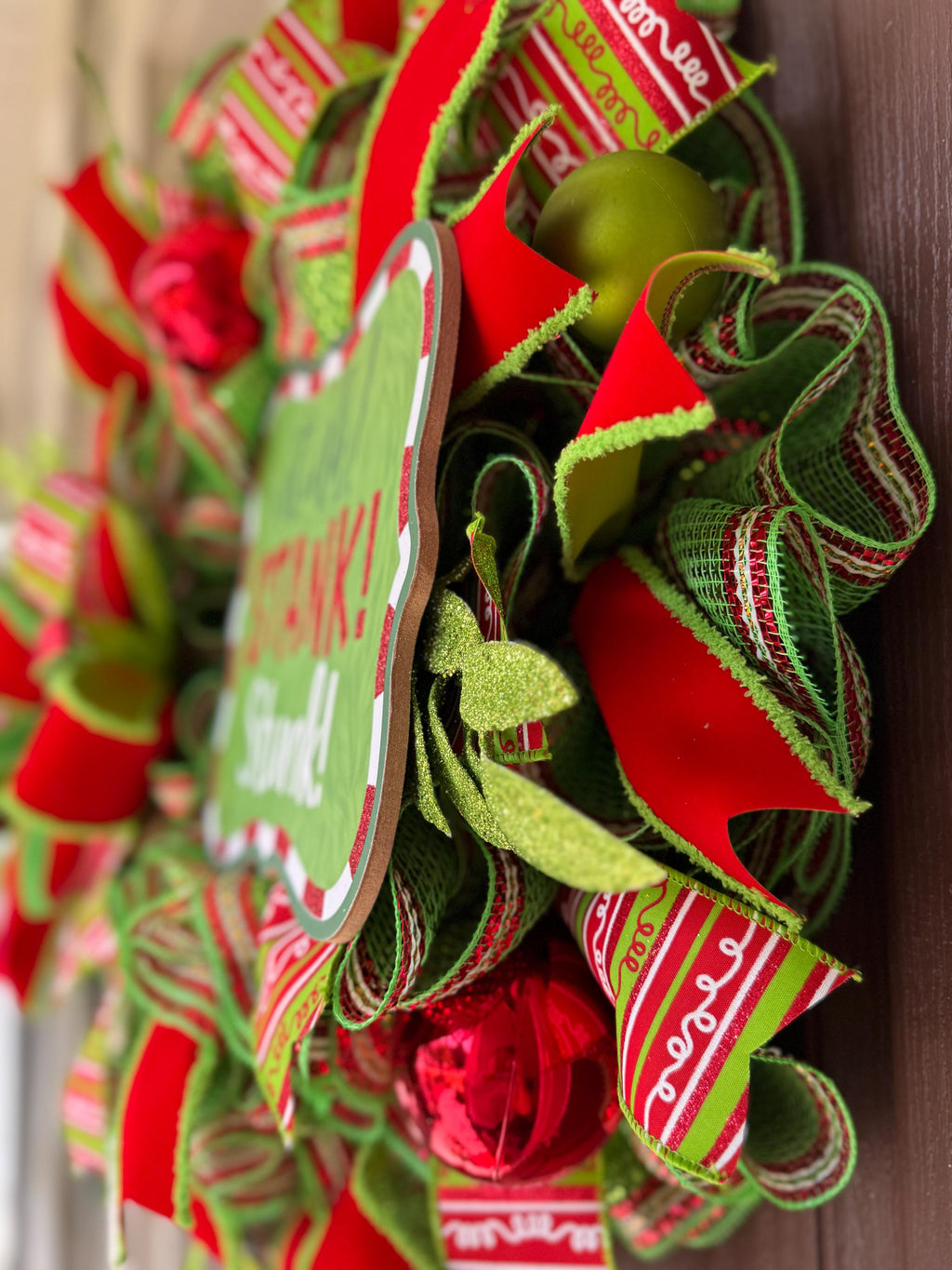 Whimsical Stink! Stank! Stunk! Christmas Wreath – Funny Holiday Door Decor, Red & Green Christmas