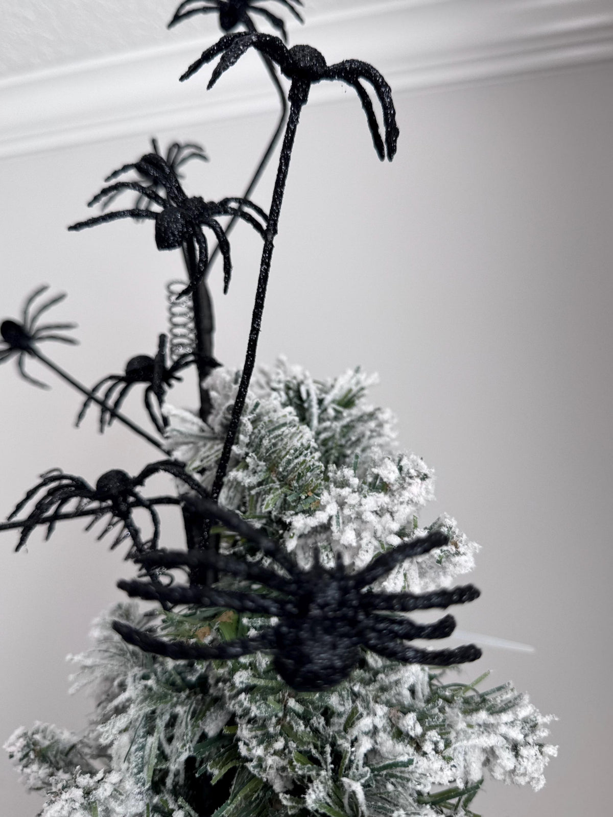 29-Inch Black Glitter Spider Spray – Halloween Wreath Garland Accent